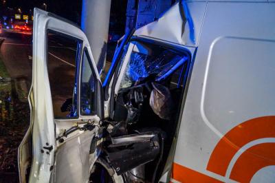 Bietigheim-Bissingen: Kleintransporter kracht gegen Betonpfeiler - ein Schwerverletzter